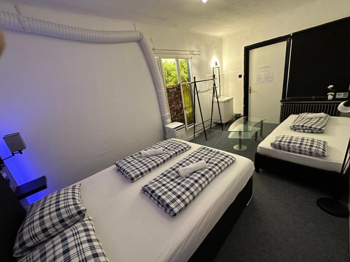 Hostel Lovely Rooms, City Center, Shared Bathroom, Windows To Corridor Villach Kültér fotó