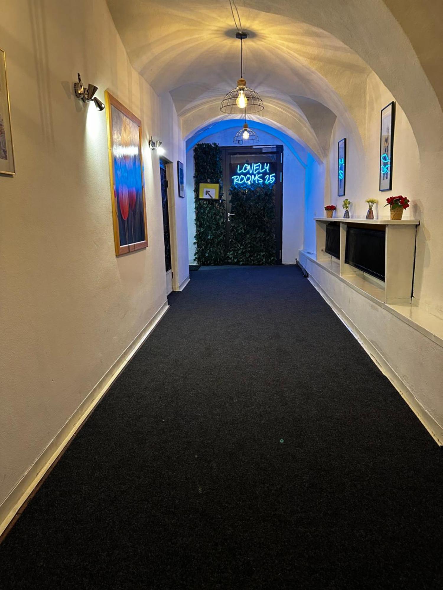 Hostel Lovely Rooms, City Center, Shared Bathroom, Windows To Corridor Villach Kültér fotó